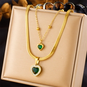 Collier double couche en acier inoxydable doré avec pendentifs cœur vert et strass brillants