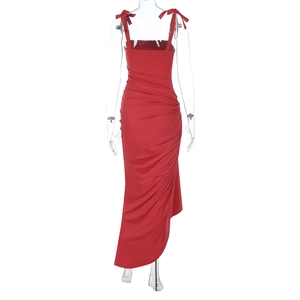 Robe de soirée rouge élégante sans manches avec volants latéraux et nœuds aux épaules