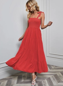 Détail de la robe rouge à volants en jacquard à pois avec bretelles nouées aux épaules