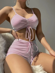 Dettaglio del tankini a righe bianche e rosse con coulisse regolabili e pantaloncini a vita alta