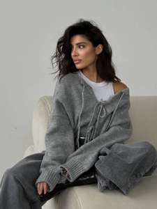 Gilet en maille grise avec nœud au col V et manches longues pour un look de printemps chic