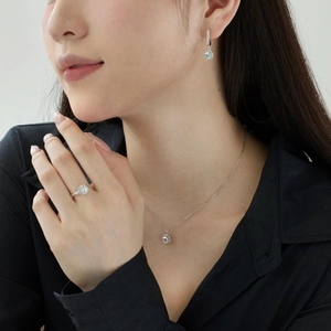 Élégant ensemble de bijoux Halo en argent sterling S925 porté par un mannequin chic