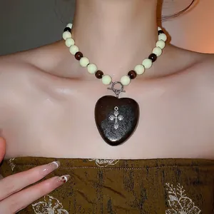 Collier En Perles De Bois Ethnique Rétro Avec Pendentif Coeur Et Croix En Alliage Bijoux À Fermoir À Bascule