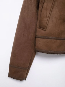 Dettaglio della giacca in camoscio marrone con fodera in peluche e bordi in pelle