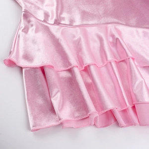 Dettaglio dell'abito in raso rosa che mostra balze multistrato e trama del tessuto