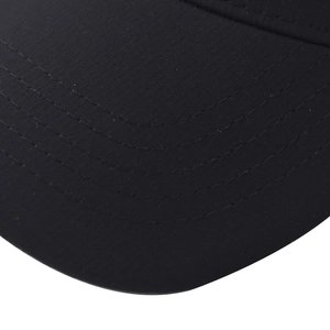 Dettaglio macro della visiera di un cappello nero con cuciture precise a più file