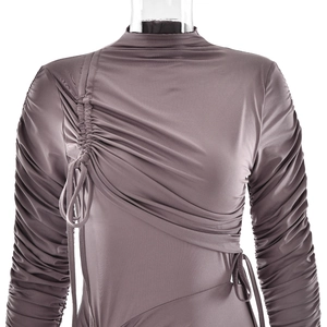 Détail de robe à manches longues froncée avec cordon en tissu extensible texturé violet