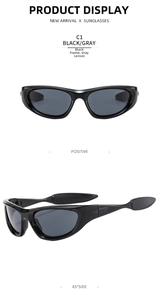 Vorder- und 45-Grad-Seitenansicht der schwarzen Sportsonnenbrille mit grauen Gläsern