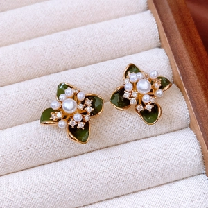 Détail de puce d'oreille fleur vintage plaquée or 18 carats avec émail et perles