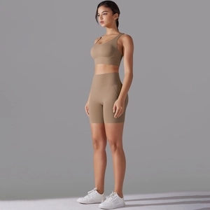 Dettaglio degli shorts da yoga senza cuciture a vita alta e reggiseno sportivo marrone