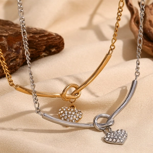 Collier Pendentif Coeur Acier Inoxydable Plaqué Or 18K Chaîne Figaro Nœud En V Strass Bijoux Pour Femmes