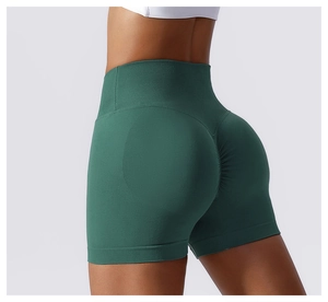 Detailansicht der nahtlosen High-Waist-Shorts mit Push-up-Effekt in Dunkelgrün für Yoga