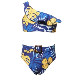 Maillot de bain deux pièces à volants avec imprimé tropical bleu et ceinture décorative