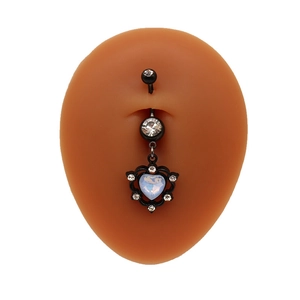 Piercing de nombril en métal noir avec pendentif cœur opale sur modèle silicone