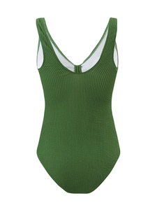 Détail du maillot de bain vert foncé avec texture seersucker et design dos nu col en U