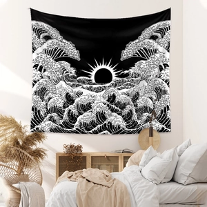 Dettaglio di un arazzo con onde in bianco e nero appeso come decorazione da camera