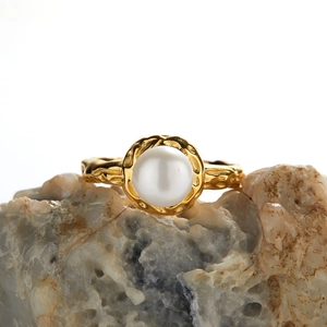 Bague vintage dorée martelée avec perle d'eau douce blanche sur socle en pierre