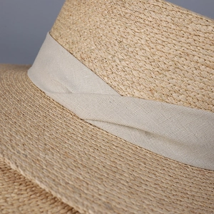Chapeau de soleil premium en raphia à bord plat avec ruban élégant pour vacances d'été
