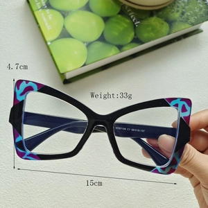 Close-up of cat-eye eyewear frames showing 15cm width and 4.7cm height measurements