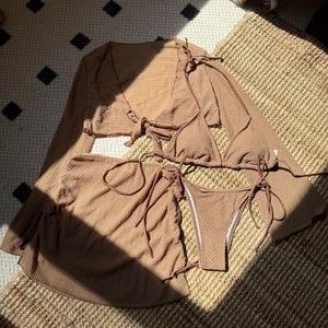 Dettaglio del tessuto marrone a nido d'ape di un set bikini da quattro pezzi testurizzato