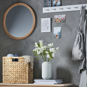Specchio da parete moderno con cornice in legno naturale in un interno elegante