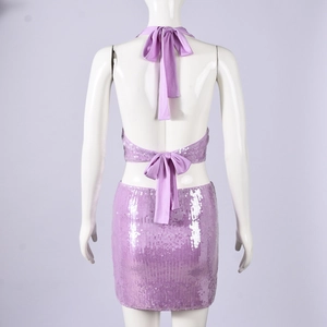 Dettagli del set a due pezzi in paillettes lavanda con top allacciato al collo e gonna