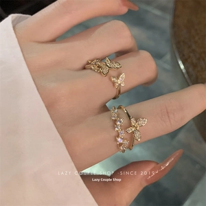 Détail de l'ensemble de bagues papillon dorées avec zircons pour un style superposé