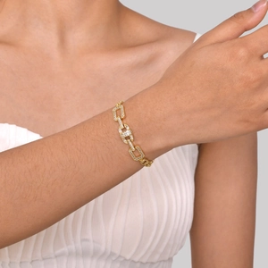 Detailansicht eines goldenen Gliederarmbands mit glitzerndem Zirkonia-Besatz