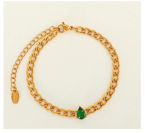 Detail eines goldenen Edelstahl-Kettenarmbands mit einem grünen birnenförmigen Stein
