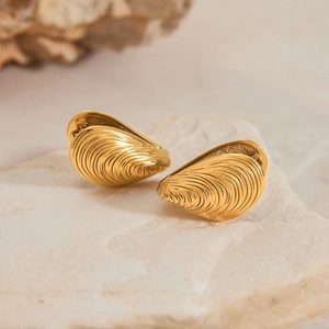 Boucles d'oreilles moule en or 18 carats en acier inoxydable sur une base de roche
