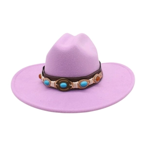 Elegante sombrero de fieltro de lana morado con una banda decorativa étnica de piedra