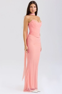 Détail de la robe bustier rose froncée avec baleines de corset et tour de cou en tulle
