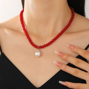 Collar vintage de cuentas rojas con gran colgante de perla gota de agua en modelo