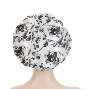 Satin-Schlafhaube mit eleganten schwarz-weißen Blumenmustern im Tusche-Stil und breitem Band