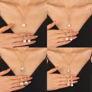 Elegantes Goldschmuckset mit weißen Perlen und Strasssteinen in vier verschiedenen Designs
