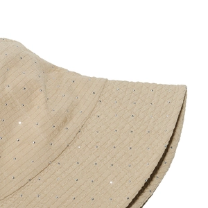 Vue macro du tissu à carreaux beige du bob avec de petits strass argentés étincelants