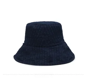 Détail du tissu à carreaux bleu marine sur un chapeau bob à larges bords tendance
