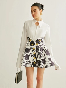 Ensemble deux pièces pour femme avec chemise blanche et mini-jupe fleurie taille haute