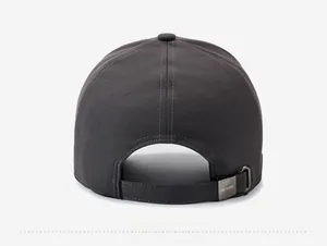Détail de la boucle en métal réglable et de la sangle en toile sur la casquette grise