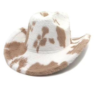 Dettaglio cappello da cowboy maculato con spessa pelliccia sintetica e tesa ricurva