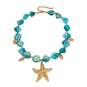 Dettaglio collana con perle verde acqua e ciondoli a forma di stella marina dorata