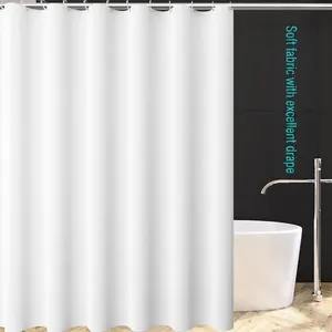 Einfarbiger weißer wasserdichter Duschvorhang aus Stoff mit elegantem Faltenwurf