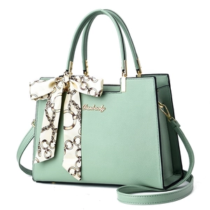 Sac à main vert menthe élégant en similicuir avec foulard en soie et bandoulière amovible