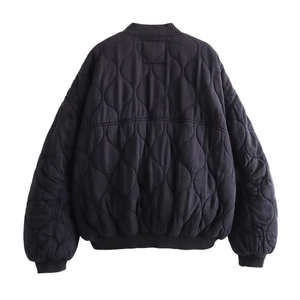 Vue arrière du blouson aviateur matelassé noir avec coutures vagues et bords-côtes