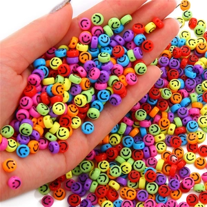 Nahaufnahme bunter 7mm Acryl-Smile-Perlen für DIY-Schmuckherstellung und Armbänder