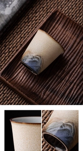 Vue détaillée d'une tasse à thé en céramique avec motif montagneux et texture de bois