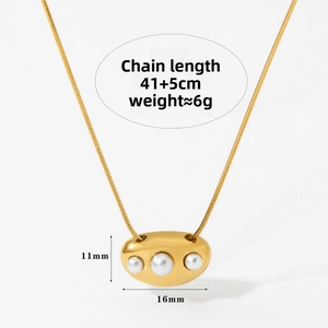 Détail du collier chaîne serpent dorée avec pendentif perle, dimensions de 16mm par 11mm
