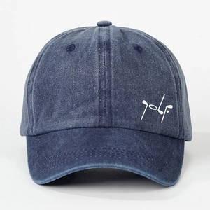 Détail de la casquette de golf en denim délavé bleu marine avec broderie
