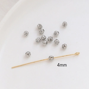 Vue détaillée de perles creuses de 4mm en argent et tige dorée pour bijoux DIY