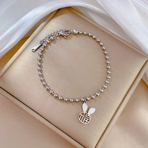 Dettaglio del bracciale a sfere in acciaio inossidabile con ciondolo a coniglio Fu